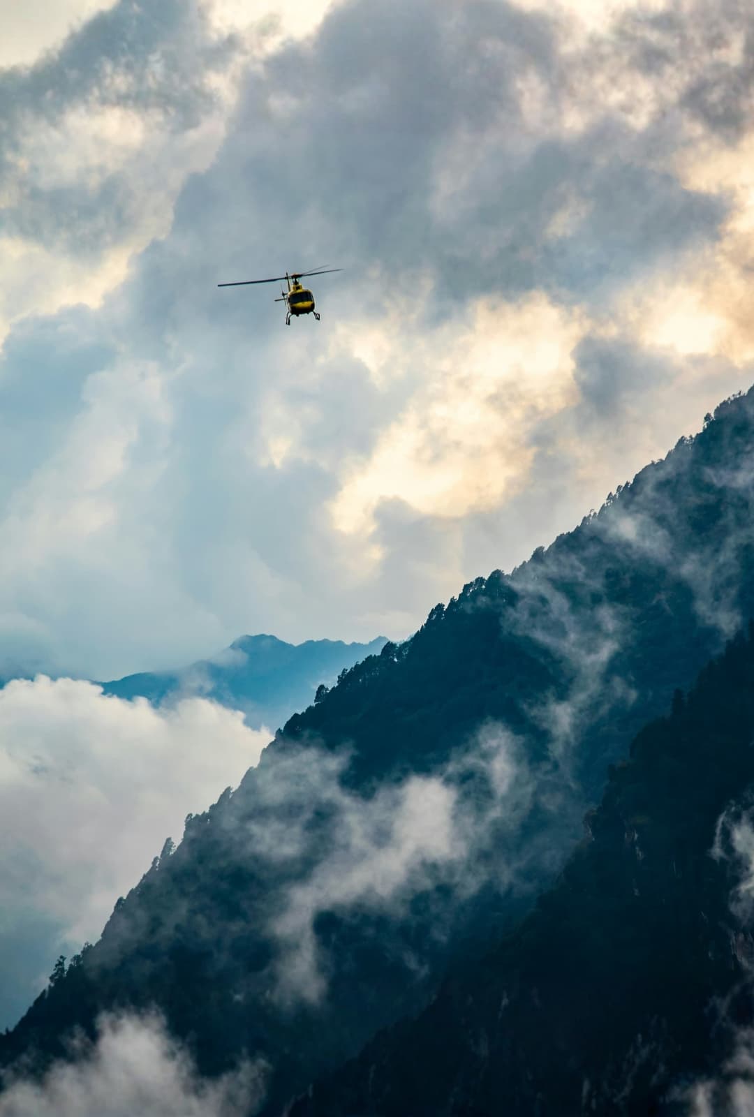 Aerial mountain clouds – aviation leasing